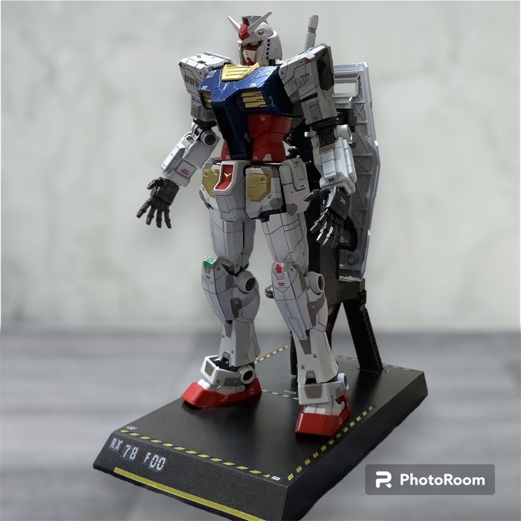 付属の台座。これがまたよくて。パーツをしまえるし固定すればがっちりホールド。某セリア様のシール大活躍。