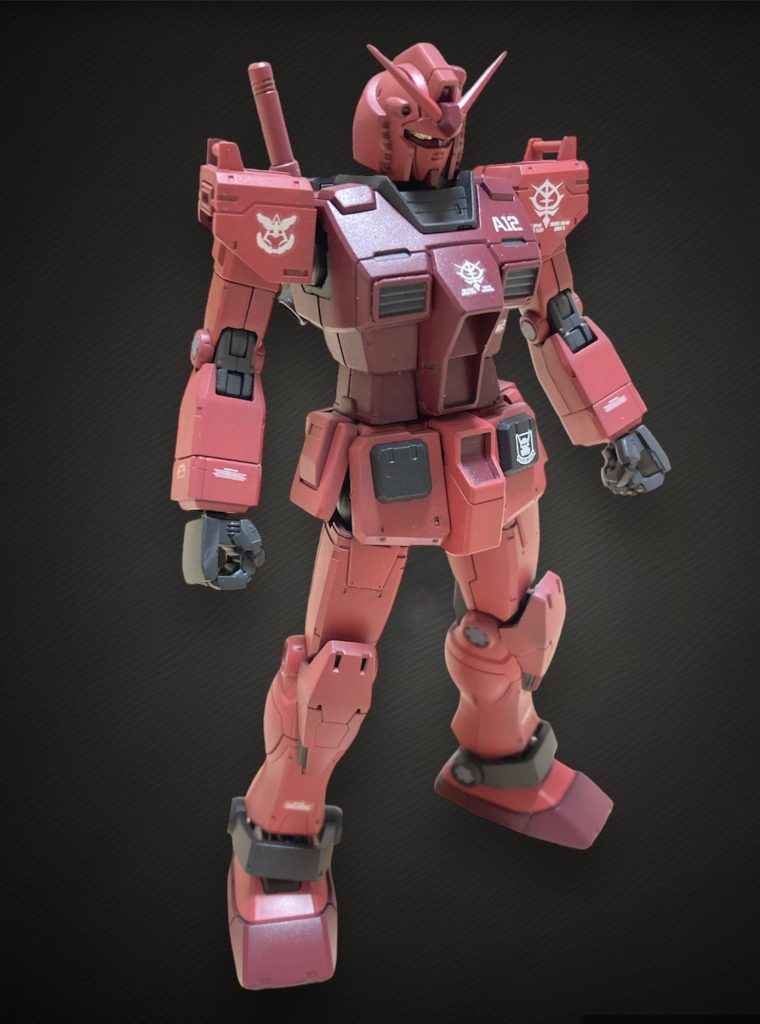 正面(武装無し)本体は腰のVマークを消した以外改造は無し。 クレオスのシャアカラーを元にして調色した もので全塗装しています。