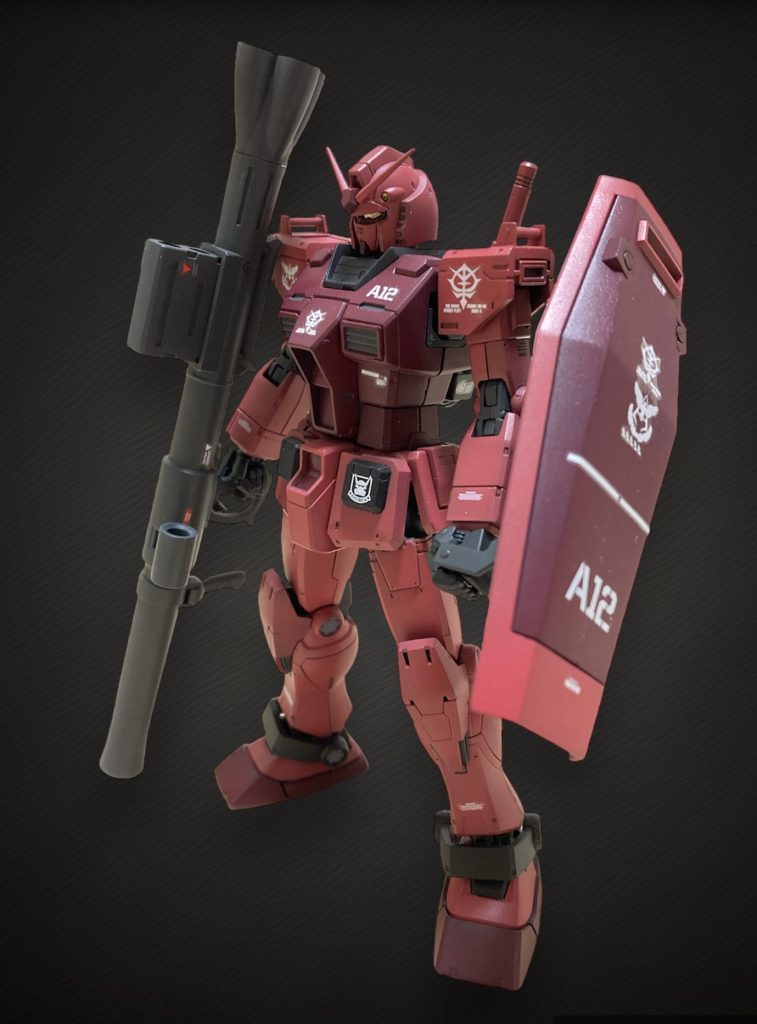 正面(武装有り)武器はザク用バズーカと十字マークを消した シールドです。今回の作製イメージはサイド7で シャァがガンダムを強奪した世界観でしたので ビームライフルを持たせませんでした。 この頃のジオンにはまだビーム兵器はないので 武器はあってもエネルギーが低いかなと。