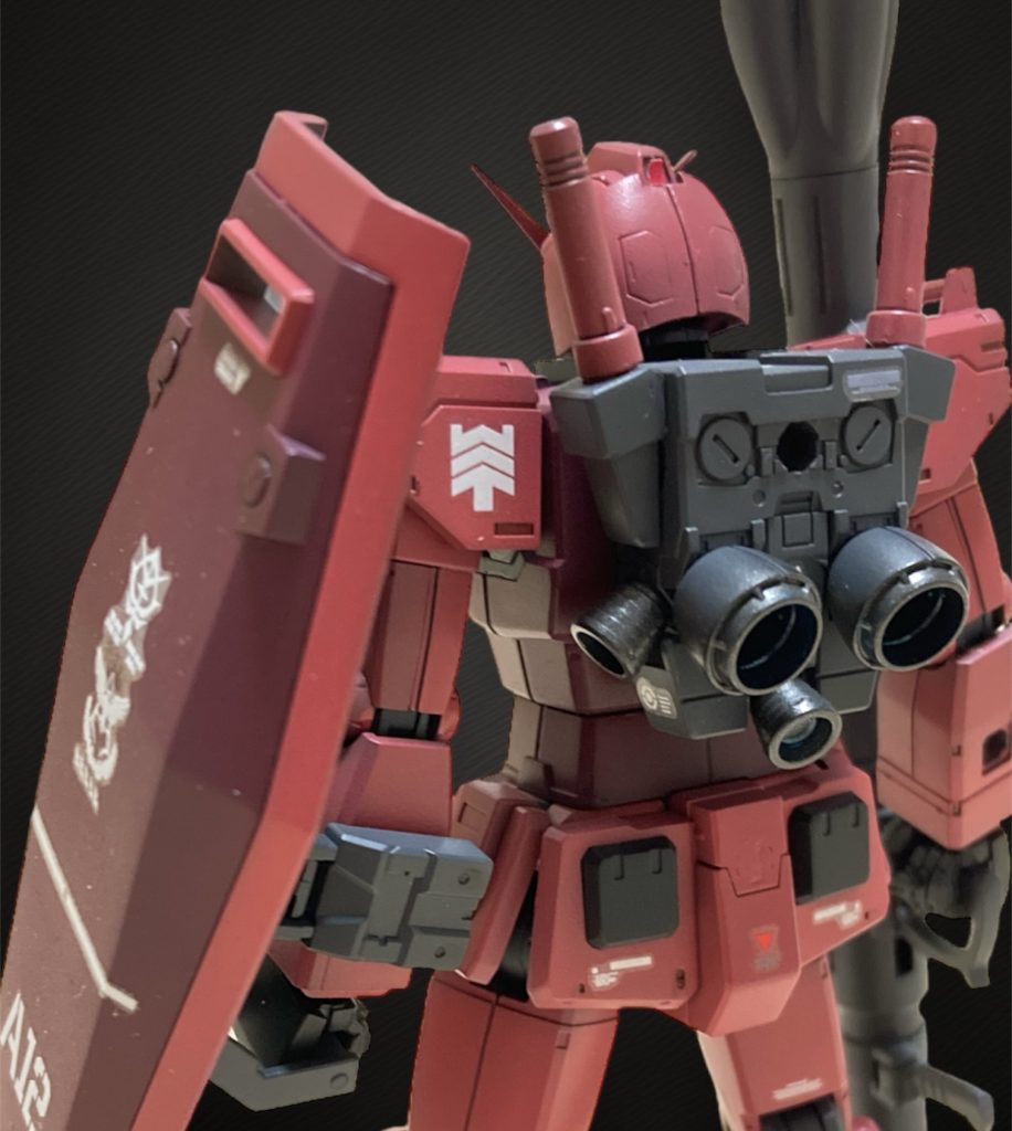 バックショット本体の改造はしていませんが、バックパックを オリジンジムバーニア5つのものに交換して、 メインバーニアを大型化しています。 バーニア内をクリアブルーにしていますが写真 ではわからないですね…シャアが搭乗するにあたりカラーリング変更と 高機動化して性能向上させています。