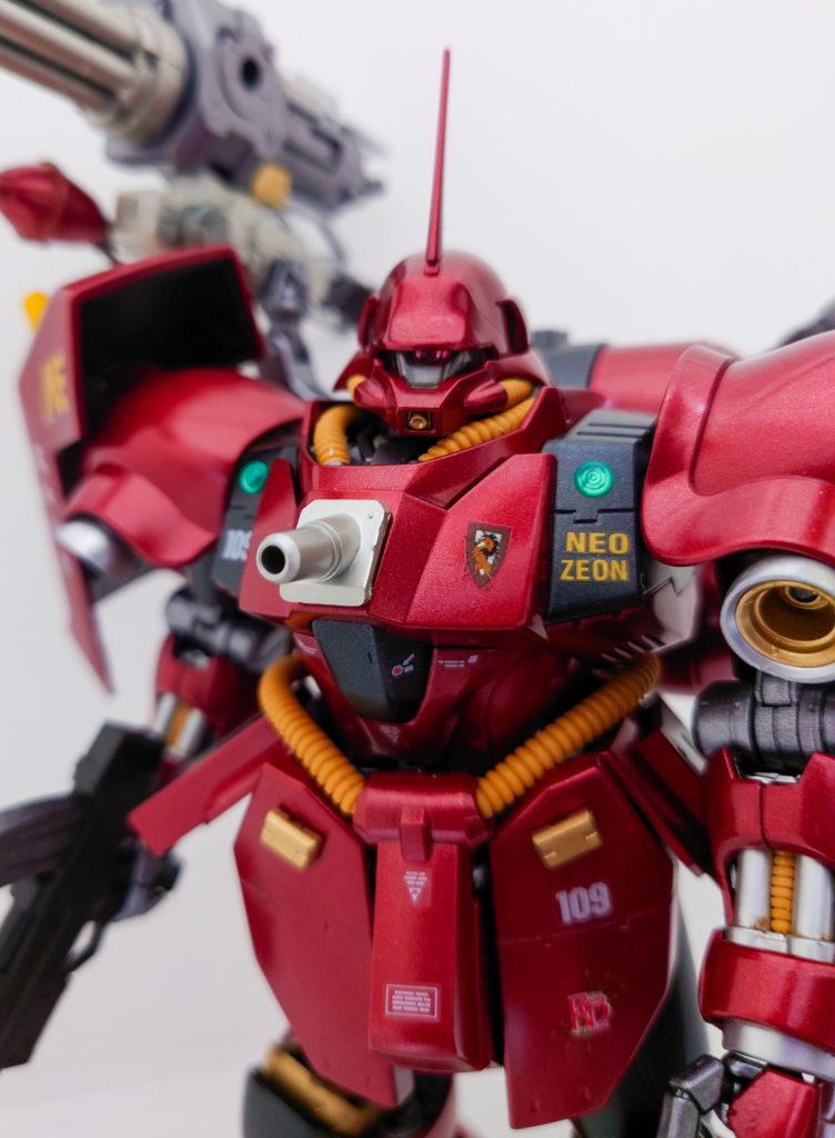 胸部に取付た小型のキャノン砲。