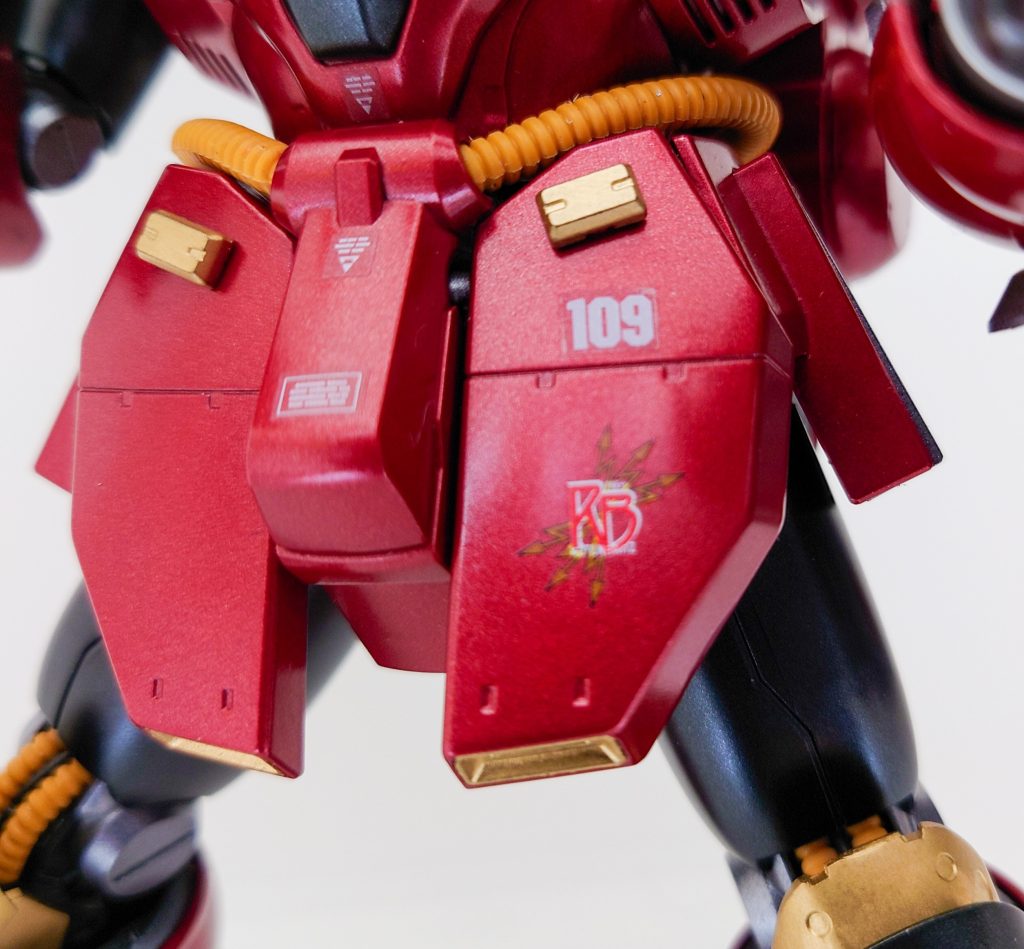 フロントスカートにも深紅の稲妻(Red Blitz)の頭文字、RBを貼り付けてあります。