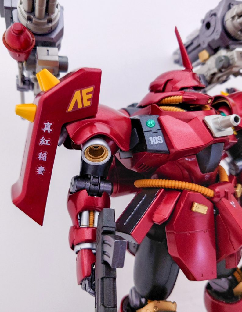 そして、右肩のシールドには遊び心で漢字で真紅の稲妻を表現してみました。