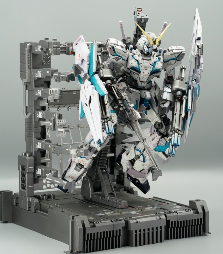 もちろんMSデッキも作成!これがなかなかに大変でパーツが大きいからヤスリ掛けが終わらない~って感じでした。ちなみに変形後は、サイズが合わなくて入りませんでした。白い機体の塗装は本当に難しい。まだまだ修行です。今回は作成に3ヶ月もかかってしまったので次作は、楽に作れるヤツがいいかな。