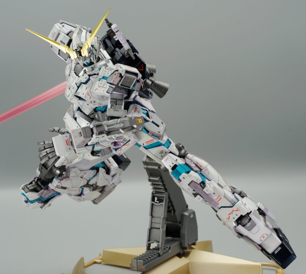 変形する機体なのでそこそこの稼働域。MGと違ってパーツポロリがないのは流石です。指は一度外れると癖が付くのかポロポロ取れるので組立は慎重に。腰がもう少し稼働すれば色々なポージング出来るのにな。