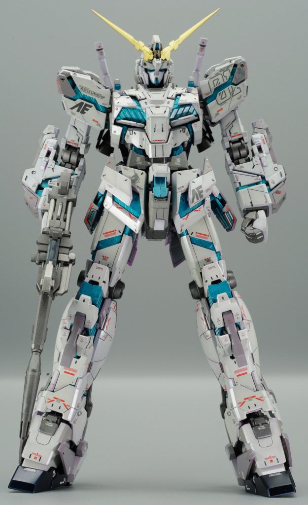 正面。カラーは、真っ白も良いけど一部分をグレーにしてアクセントにしてます。白は紫立ち上げから、アルティメットホワイト → マーズライトグレー → プレミアムガラスパールで塗装。写真だとキラキラ感が分かりにくいけど、実物はかなりキラキラしててお勧め。武器類はサーフェイサーエヴォ ガンメタ 部分的にスターブライトジュラルミンで塗装。