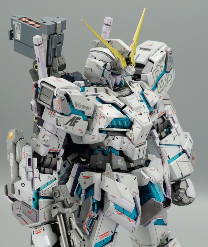 バズーカの背中装備がお気に入り。ホワイト部分を厚塗りし過ぎたのが反省。ホワイト塗装は難しい。