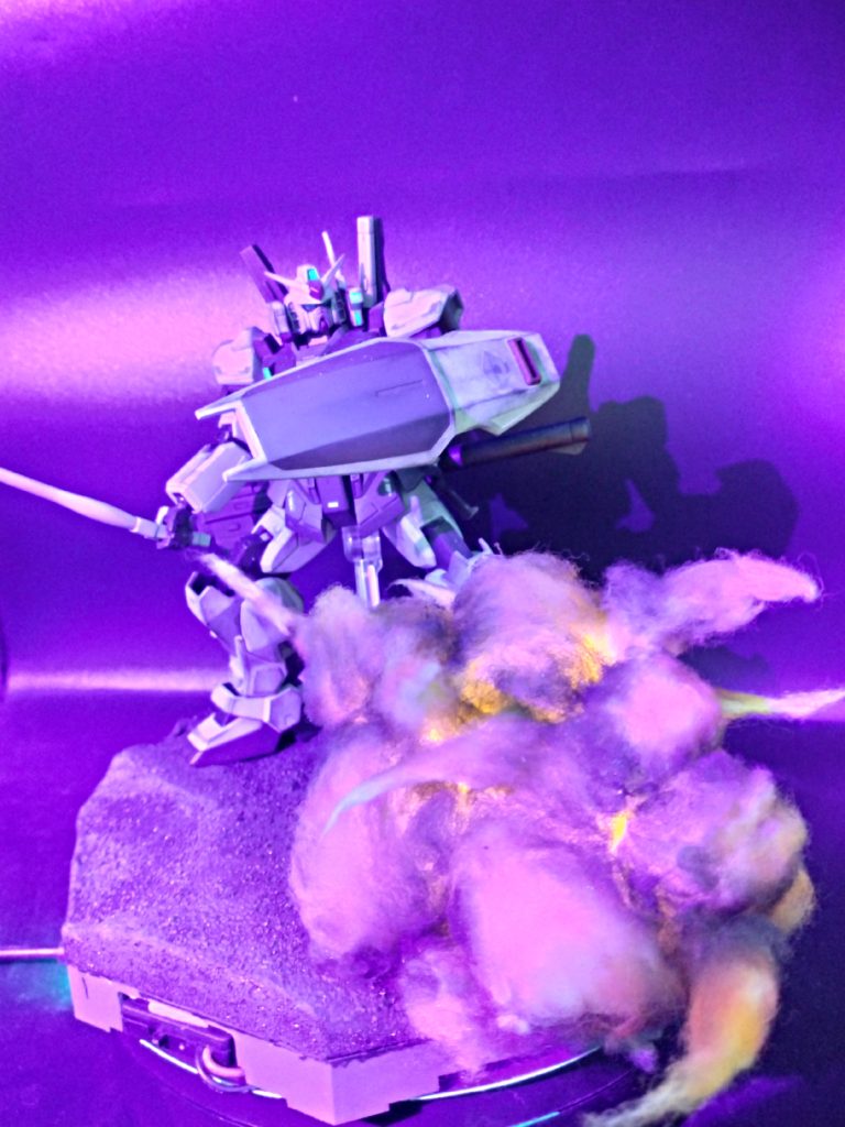 モノアイとセンサーには蛍光塗料を使用しています♪