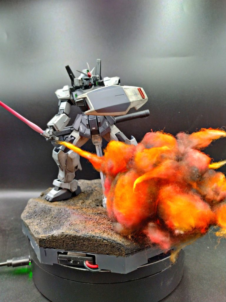 爆風の中にLEDをぶち込み更に臨場感UP！！地面は断熱材を変形させてパウダーを接着しています