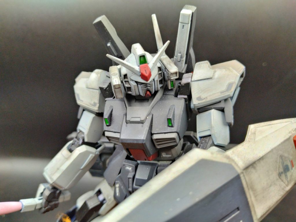 カラーリングは青味がかったグレーとグレー味のホワイトで仕上げジオラマと違和感がないようウェザリングを施しました