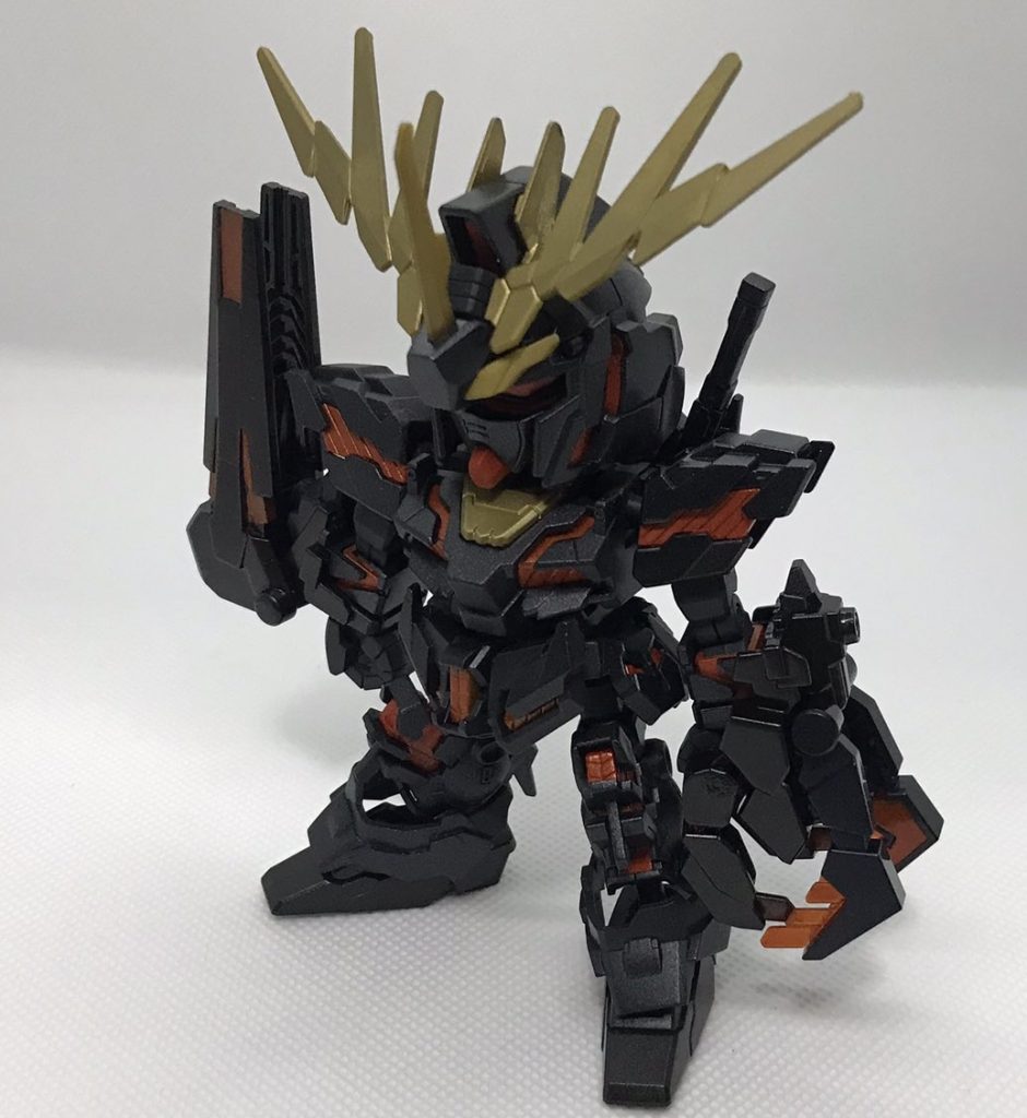 んで作ってて「難しい」と感じたのが色の塗り分けです。作中の色分けを再現するならより細かいところ(脚の側面の金やら)までもっと精緻な塗装が必要で、これは今後の自分の課題です。自分は人より少々ガタイが良く、手も大きいので細かな塗り分けがホント苦手で……今年は塗装の練習も兼ねてSDキットにも挑戦したいと思います