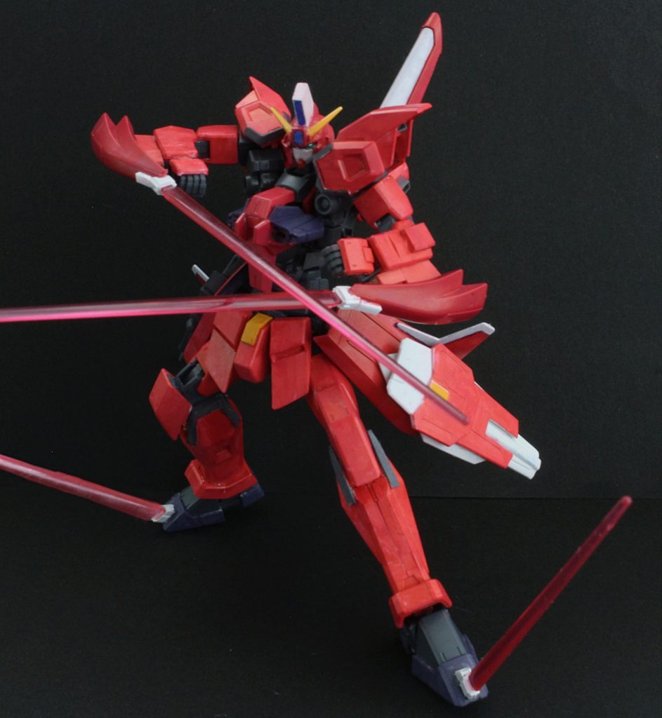 両腕部・両脚部内蔵式ビーム・サーベルは、原型機と違いビーム刃はピンク色である。