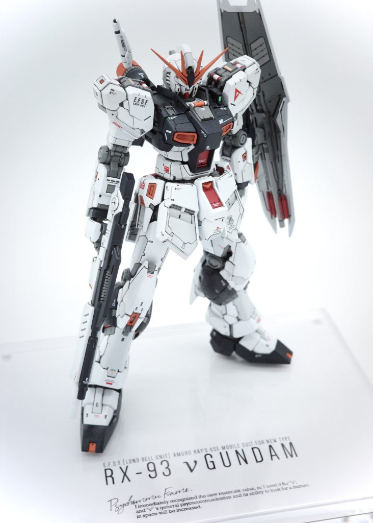 肩と襟元にメカを足したので、ごちゃつきそうだったので胸部のアンテナは廃止して接続ラッチ風に。