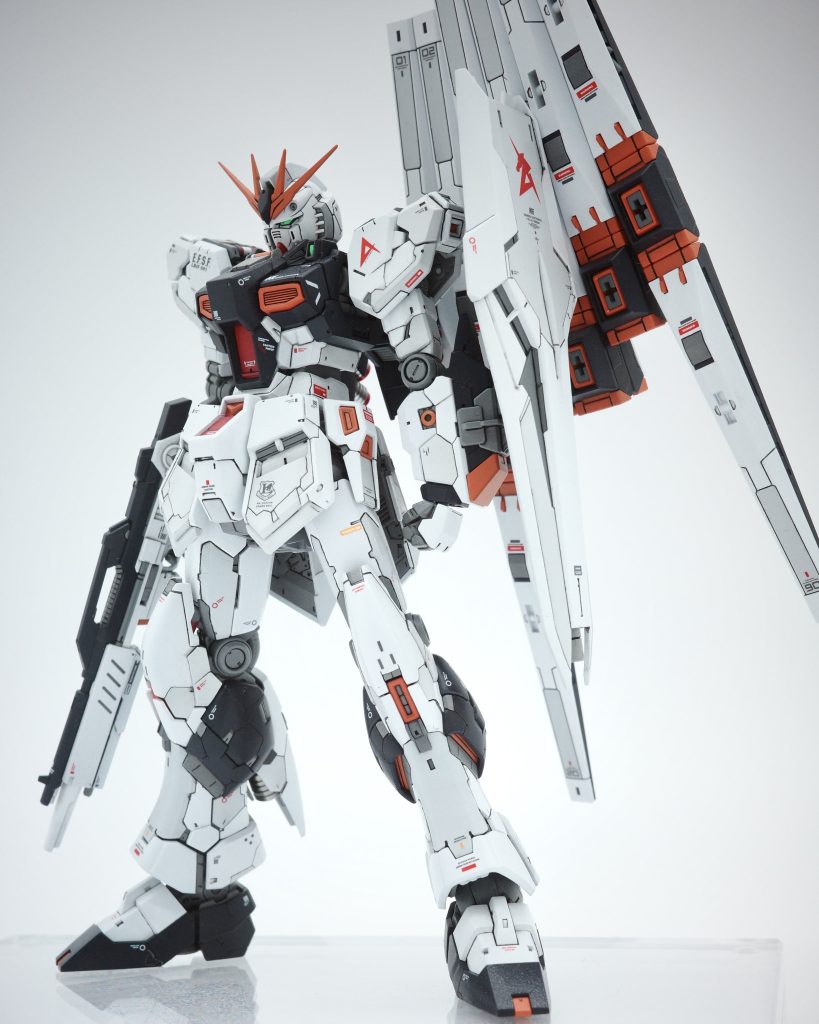 ライフルの銃身が細くて物足らなかったので、サブライフル(?)のようなものを追加してみました。また脚の長さに対してウエストが少し詰まり気味な印象があって上半身を引き上げたくなります。その時に見える隙間を稼働に邪魔にならないような感じで埋めてみました。