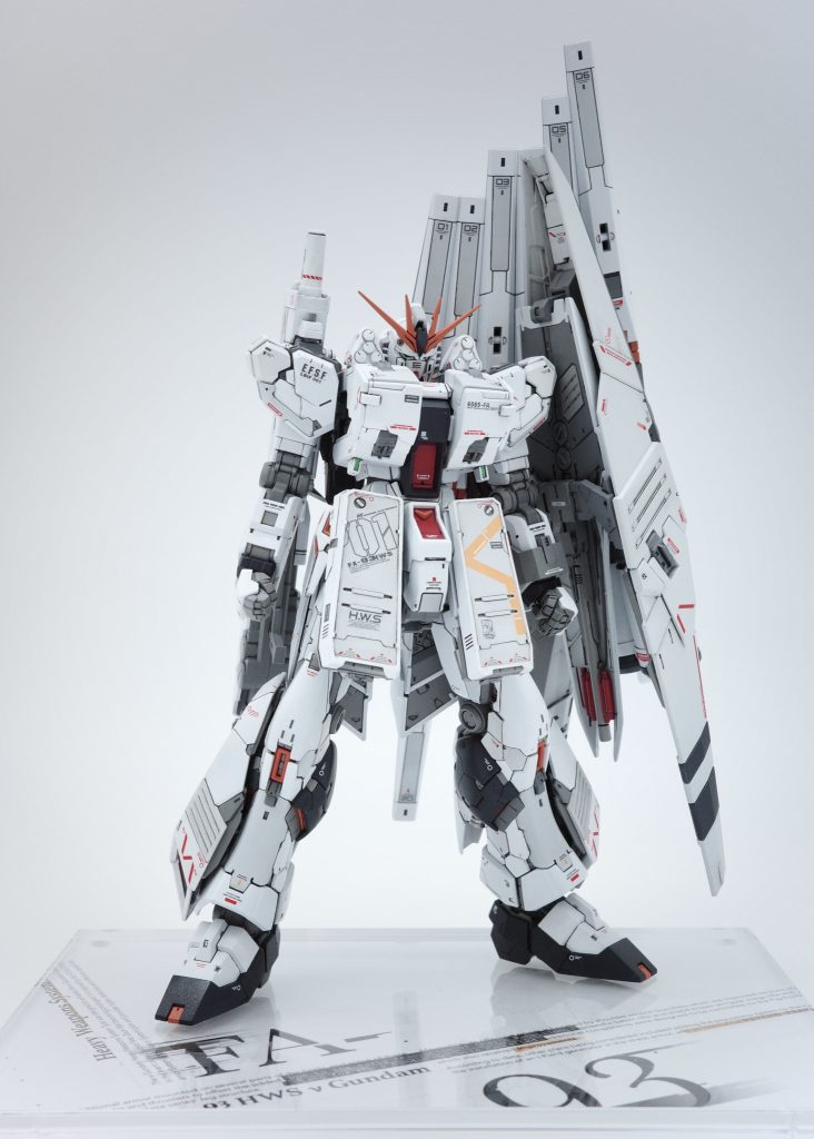 ビームサーベルラックをダブルフィンファンネルにする予備パーツに変更してハイメガライフルを懸架します。台座はνガンダムと表裏で。抹消されたプランの秘匿されたレポートみたいなイメージ。