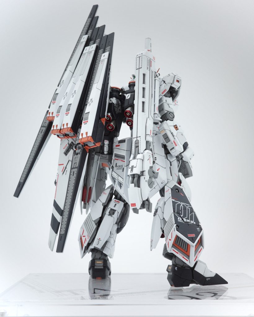 ハイメガライフルを懸架した背面。もちろんライフルは装備して、ファンネルを3x3で装備するのもいいですね。