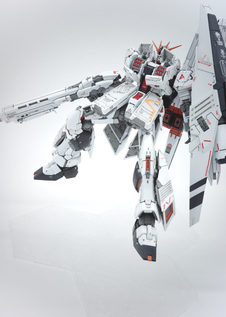 胸部のミサイルポッドは塗り分けました。*一部赤が塗り漏れてますね・・・。補修しなきゃ・・・。