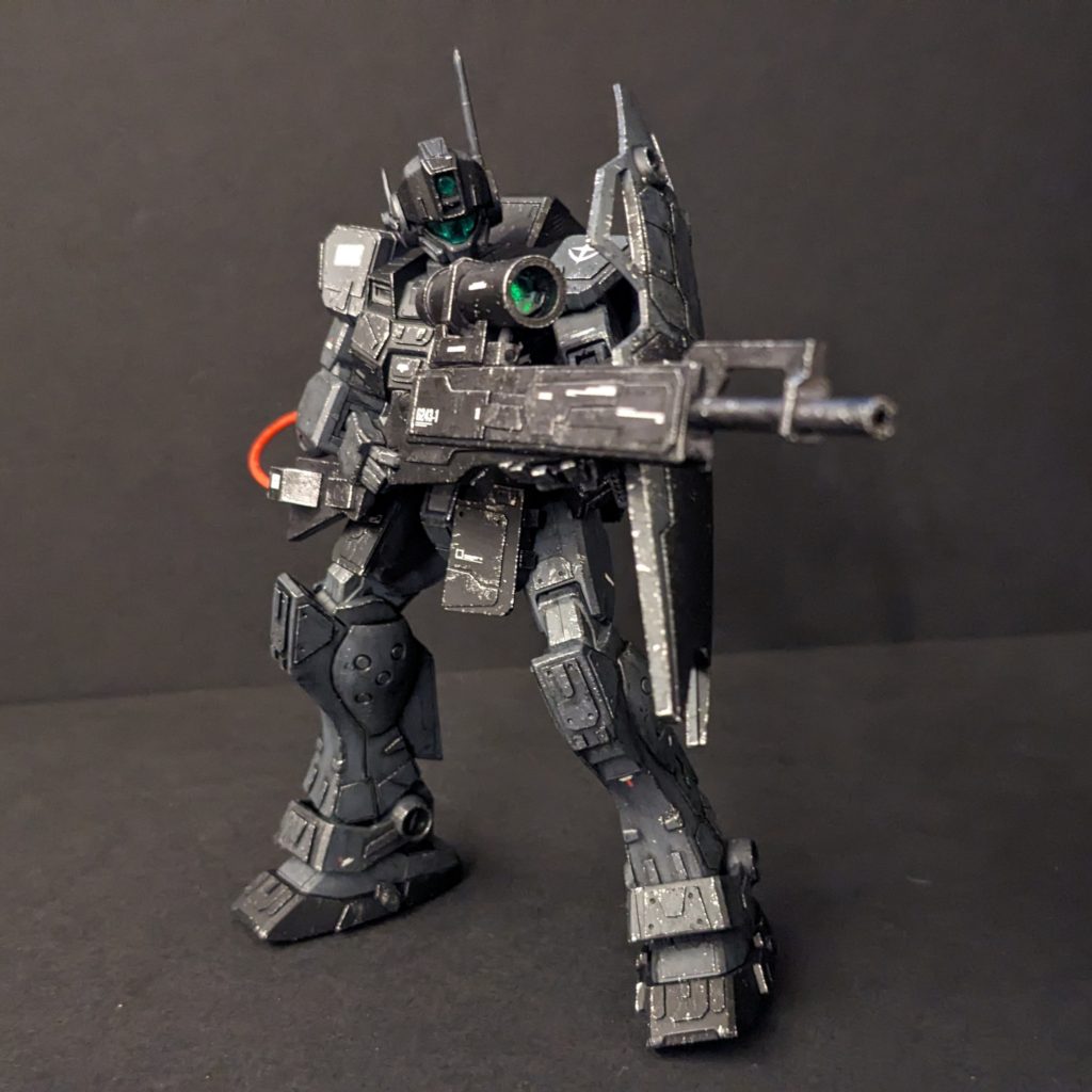 腰だめ撃ち。本来の主武装は無反動砲ですが、08小隊に登場するジムスナイパーのビームライフルが格好良かったので、同じような大型ビームライフル(のつもり)を作成しました。