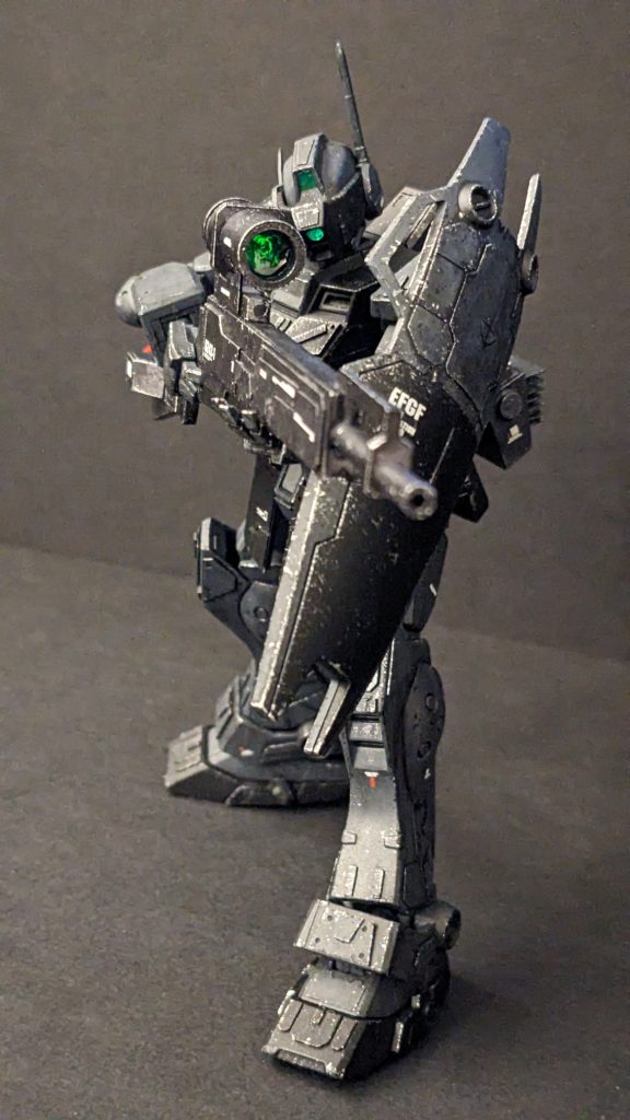 狙撃のためにバイザーを下した状態。ライフルスコープのレンズ表現にはラピーテープを貼り付けた上にレジンを入れています(いずれも100均)。実はレジンが平らに入っていないのですが、まあ覗き込まなければ分かりませんw