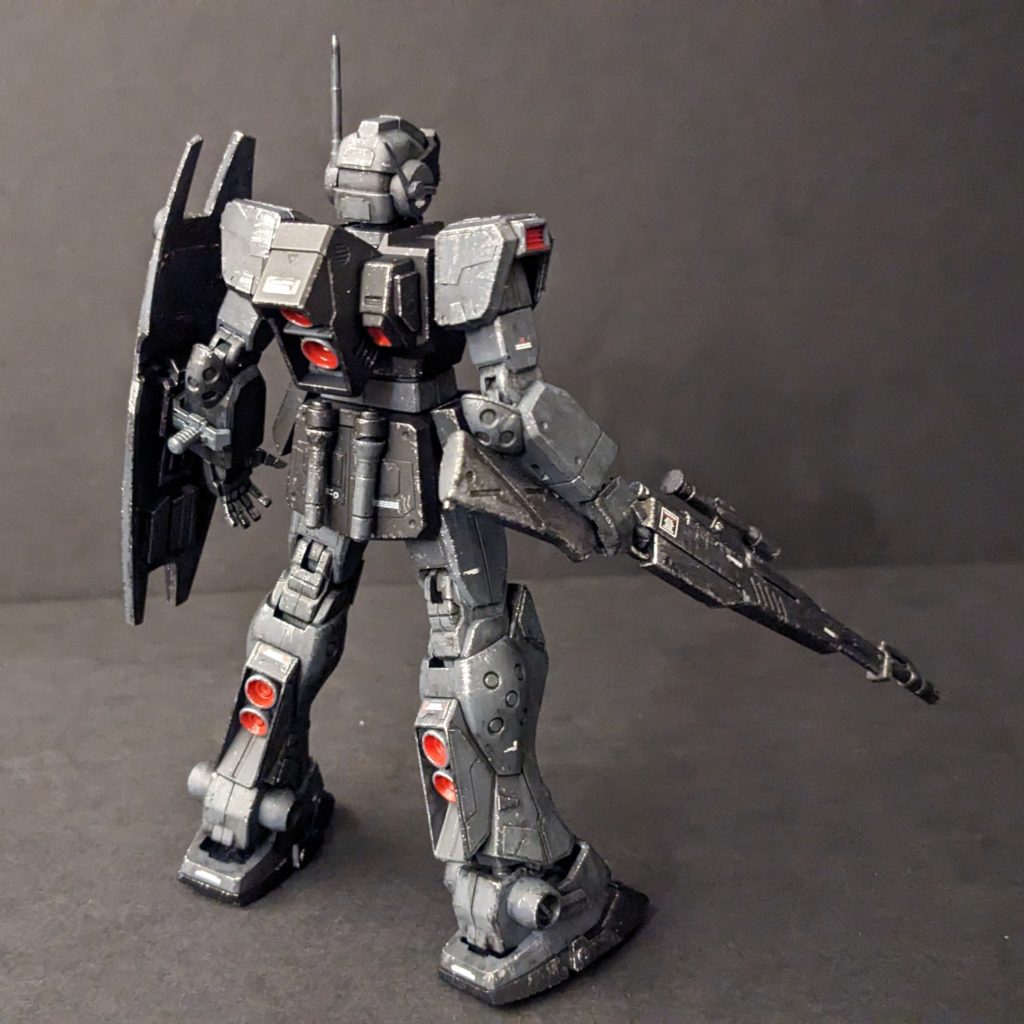 標準兵装の無反動砲とビームサーベルを装備した状態。いちおう、腰のエネルギー供給装置は着脱できるように作りました。