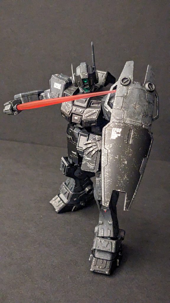 ビームサーベル抜刀状態。設定によると別に狙撃専用機体というわけでもなく、この年代のMSの中では普通に戦っても強いようですね。