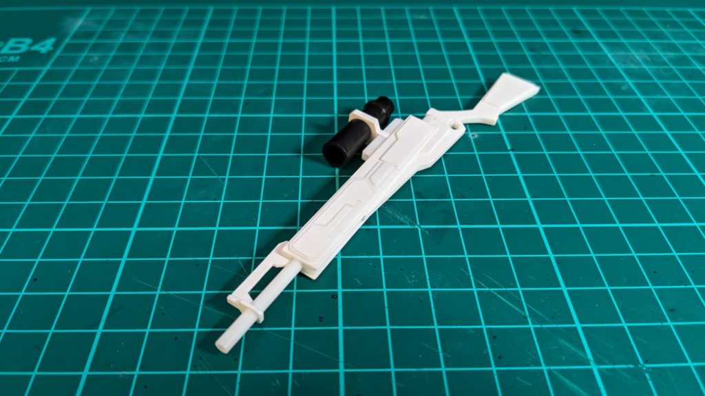 装飾のプラ板も貼り付けてだいたい形になった状態です。不器用すぎてプラ板を水平垂直に切り出したり貼り付ける事にえらく苦労しました。最後に気づいたのですが、中空ではないため普通の武器パーツよりかなり重いですw