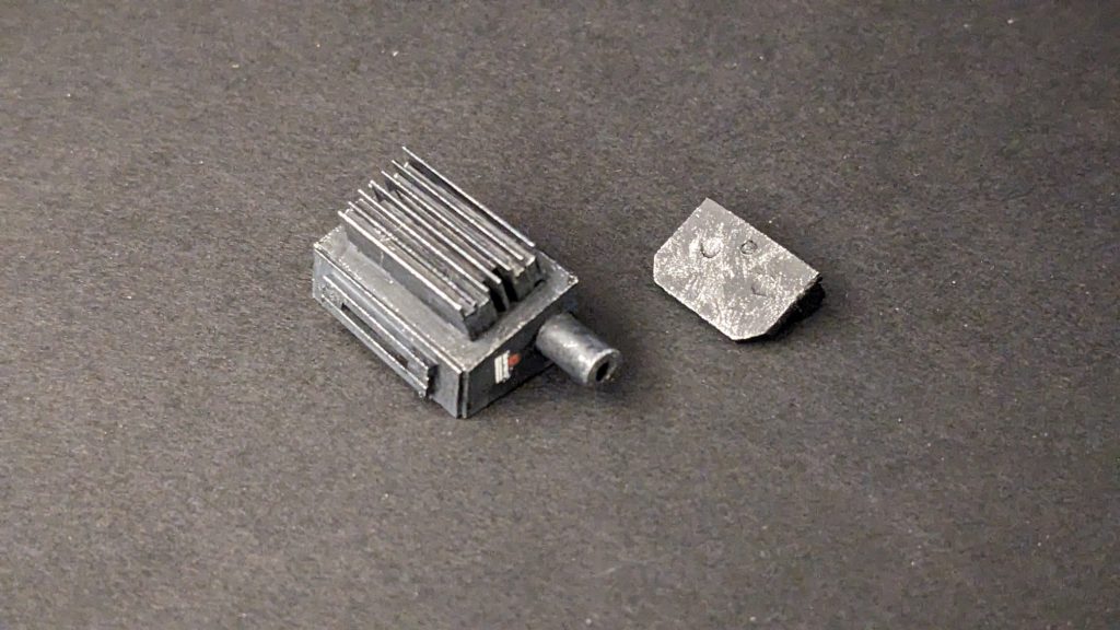 写真撮り忘れにより塗装後ですが、エネルギー供給装置もプラ板とプラ棒の組み合わせで作成しました。右の中間アタッチメントがビームサーベルの取付部に差し込みとなり、磁石で本体がくっ付くようにしました。