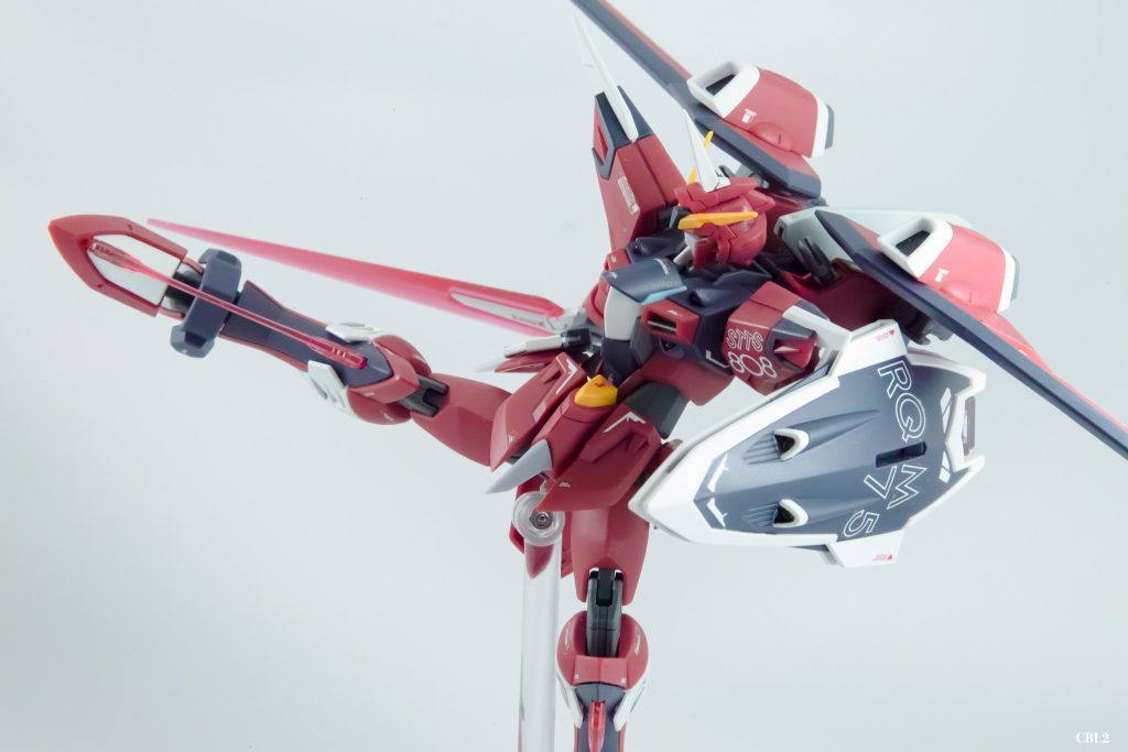 MMI-S2M5/X カルキトラ ビーム重斬脚。股関節もよく動くので特に手は加えていません。中学生の頃 1/100 インフィニットジャスティス を組んだことがありますが、当時と比べてとても良く動くしポーズが決まるなあと感動しておりました。バックパックは改造の副次的効果でウイングを跳ね上げられるようになりました。