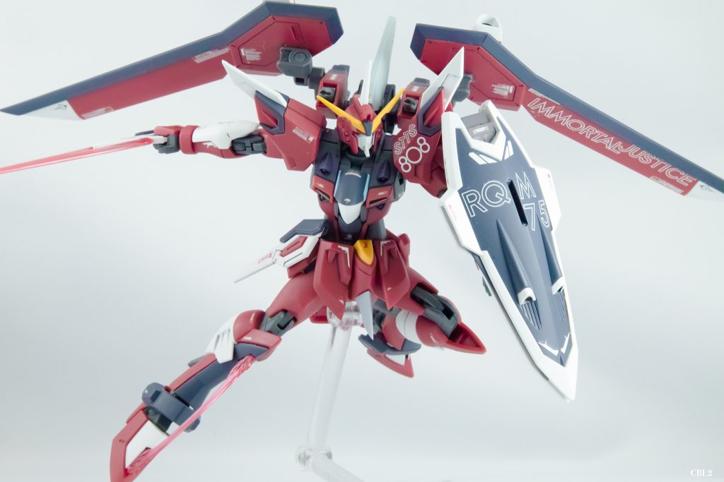 Mk1 高エネルギービーム砲を前面に向けられるようになりました。砲身はピンバイスで穴を開けました。バックパックのグレーの突起は、垂直尾翼のモチーフで取り付けました。フロントアーマーの突起と合わせて、背中から胴体を突き抜けているようなイメージにしてスタイリッシュ感が出たかな?と。
