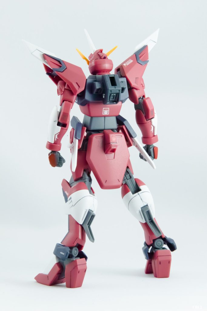 バックパックなし背面。コアガンダム系のバックパックはたぶんだいたい取り付けられると思います。ソードシルエットみたいなのを作ってみるのも面白いかも…?