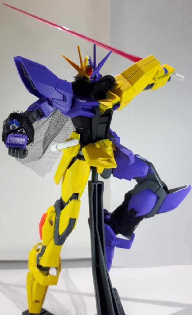 改造元である、昔懐しいビルドストライクガンダムニンニンコミックフォームです(笑)ごっつええの動画を見て、これそのまま流用したら面白いんじゃね?という理由で改めて改造。頭部は取り外し式。マントは専門店と百均で購入して、動画のネタだけに縫い縫いして完成させました(笑)せっかくだから元ネタである武器も後から作りました。頭は見ての通り、タイガーウルフさんのガンプラのタイガーヘッドを拝借。整合性を取るため、ご丁寧にこちらもアシンメトリーに塗りました(笑)そして、再び日の目(?)を見る笑いの舞台にはここしかねえと投稿した次第であります(笑)