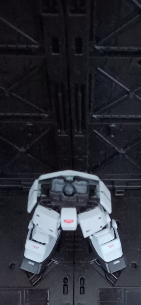 腰のパーツは前後反対にし、フロントアーマーはスクラッチ。ボールジョイントにより上体が前後にも可動。