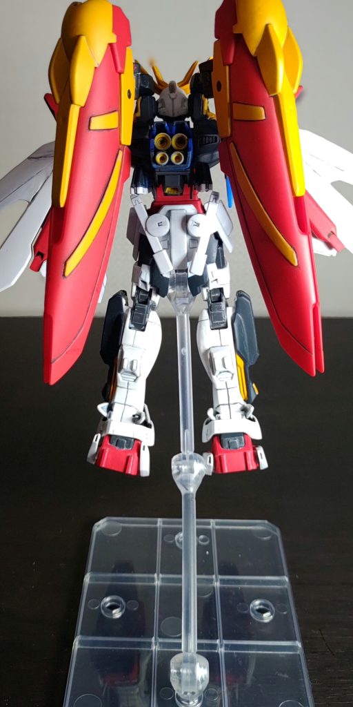 背面を一枚。靴部にはシャイニングの靴部のスラスター移植しています。軸ごと移植したので可動します。ゴッドスラッシュはリアスカートに移植しました。