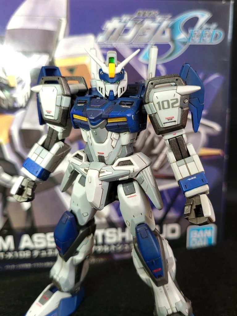 カッコよ! 今回は少しプラモのスタイル等をいじってみました。尖り気味の口部分を削り、シンプルな顔にしてみました。頭が釣り鐘みたいなシルエット(イザークの髪型みたい)なので頭部下方を削り、少しスッキリ(散髪?)させてみました。太ももの下方も削ってます。そして上半身2mmぐらい延長。膝で計1mm延長。手首の青パーツを外して、青に塗装しました。