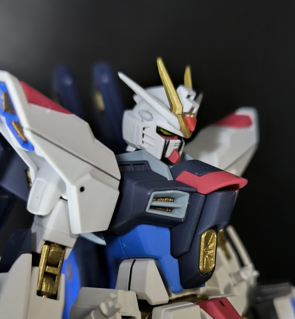 ちょっとわかりにくいですが、ブレードアンテナの黄色いパーツの下部分と、そこに付ける赤いパーツが厚かったのでやすりで薄くしてます。