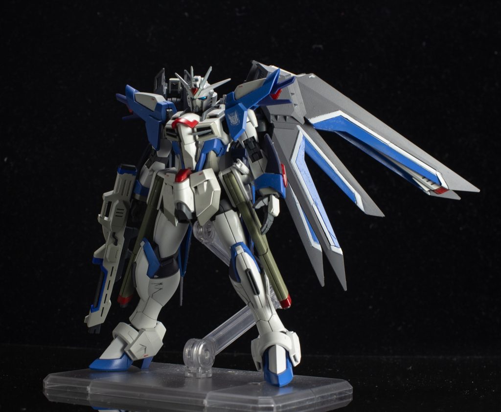 肩のコンパスマークは、ガンダムベース東京で販売されているディスプレイバースに付属しているドライデカールを使用し、他のマーキングはスジボリ堂さんのロボデカールを使用しています