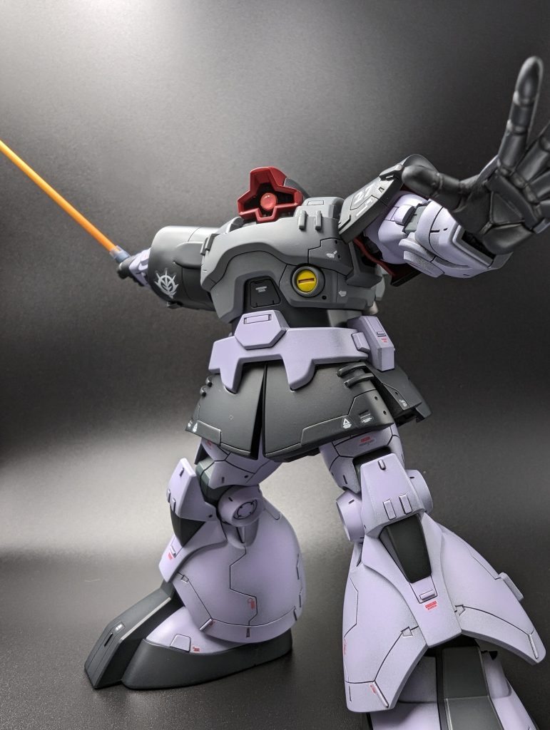 大河原先生の「哀・戦士」ポスターのポーズ というかこの開いた左手ってこのポーズのためだけに付いてますよね?