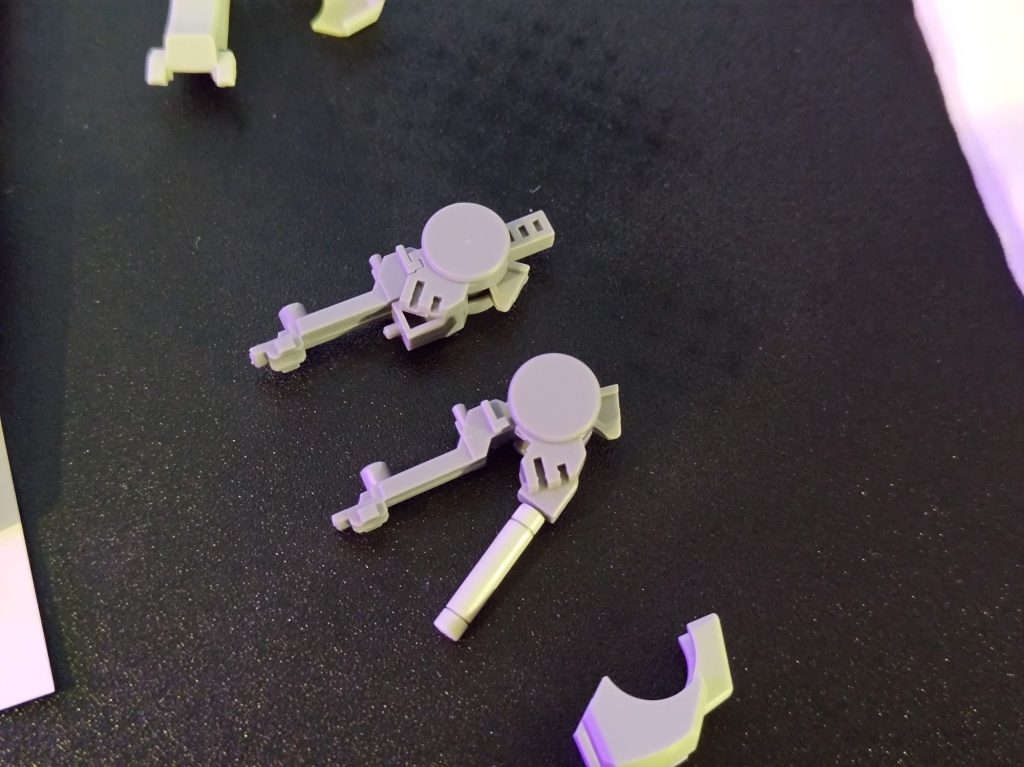 ビームサーベルラックの加工は肘関節パーツの突起を切り取るだけでできました。