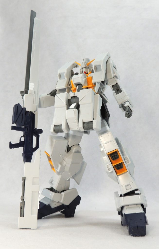 腹部と腿を4㎜ずつプラ板を挟んで延長して、プロポーションを変更しました。その他、アンテナのシャープ化、手首のポリパーツ隠し、エバグリのプラ材の貼付け、スジ彫り等によりディティールを追加しています。