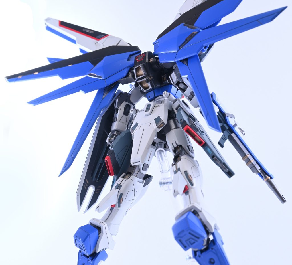 ⬛︎機体背面背面から見える改修点は•バックパック中央のマークの作り直し•リアアーマーのスジボリ、ダクトの追加•脚部のスジボリ追加•クスフィアスの形状変更 等です。