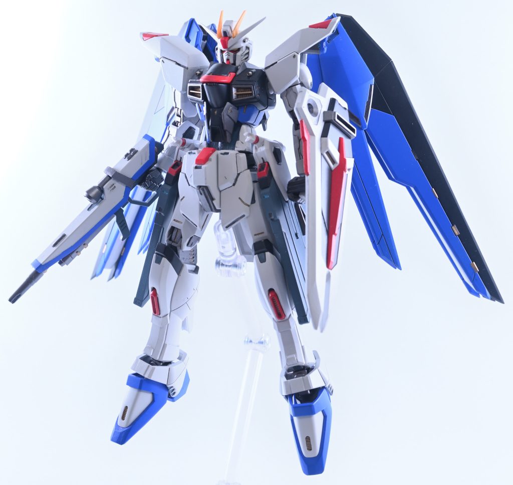 ⬛︎機体正面プロポーション変更は腰を2mm伸ばした程度です。正面から見える主な改修点は•頭部の造形変更•肩部の造形変更、腕部のディティールアップ•胸部ディティールアップ•フロントアーマーの造形変更•膝ダクトの開口 になります。