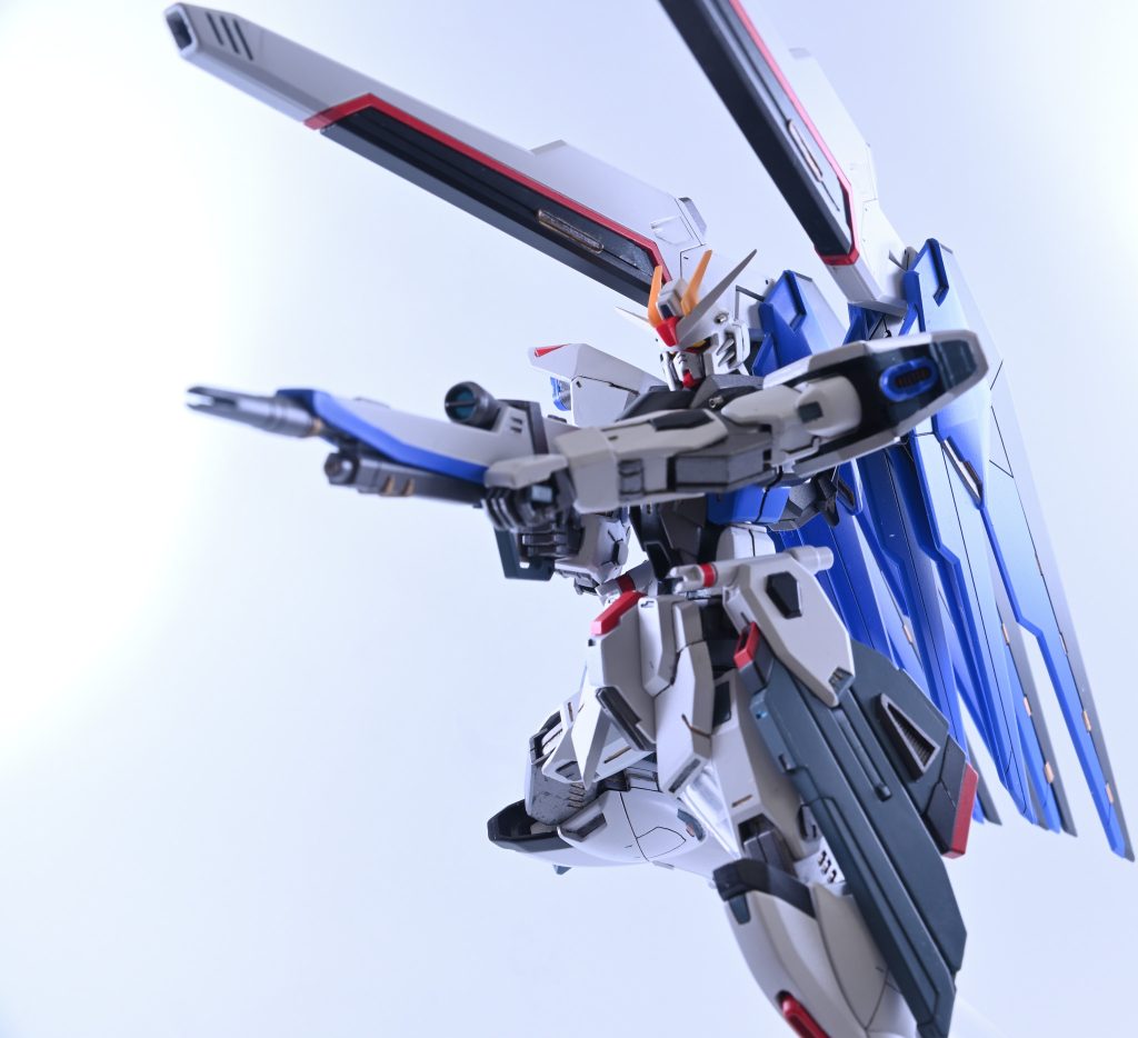 ⬛︎バラエーナ展開、ビームライフルを構えてバラエーナを展開し、ルプスビームライフルを構えてみた。両手持ちのライフルっていいですよね