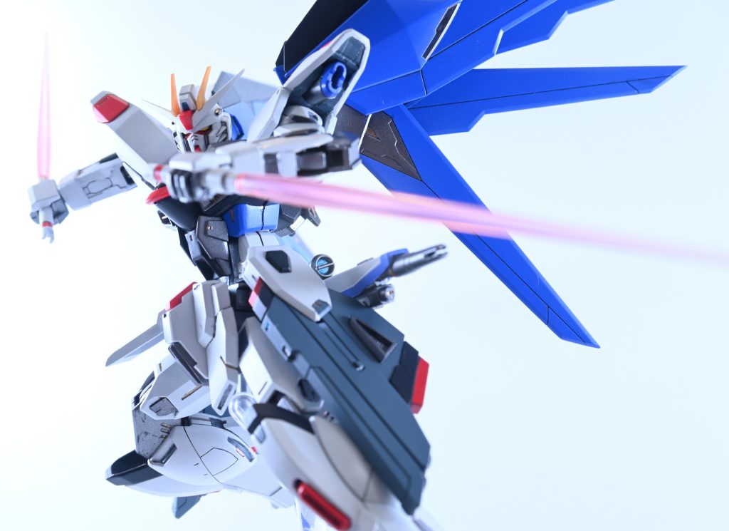 ⬛︎ビームサーベルを構えて個人的にフリーダムのビームサーベルは、SEED DESTINYでセイバーをバラバラにする所あの時の衝撃は忘れられない...肩部のダクトはスジボリ追加と青い部分を切り欠いてディティール追加してます。ビームサーベル刃は劇中のピンク色イメージで、薄ピンクのものに変更しています。確かユニコーン系のやつだと思います。