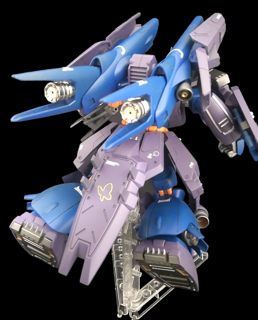 バックパックはキマリスブースターにカバカーリーの膝シールドを取付け、バーニアは金属パーツに変え、噴出孔にスパンコールを取付け腰バックアーマーに付けたシールドは鉄血の何かのパーツやった様な?かかとのスパイクはWAVEのリベットのランナーを切り取ったものを使用(何気にお気に入り)