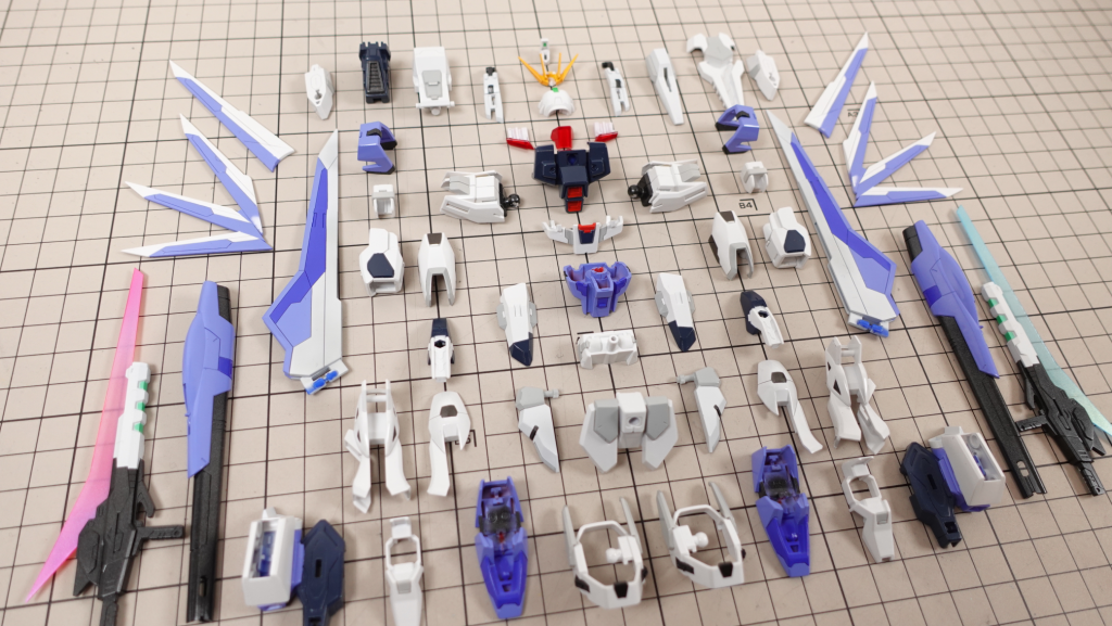 マスキングを行ったパーツたち こやって並べてみると外装は殆どやってました苦手意識がチョット抜けたみたいで最近は結構楽しめてます