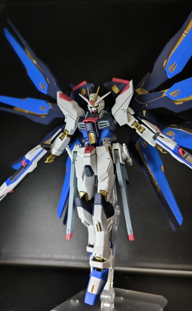 ウイングの墨入れは、水性塗料のゴールドを溝に流し込めるようにちょっと薄めにして墨入れしました。