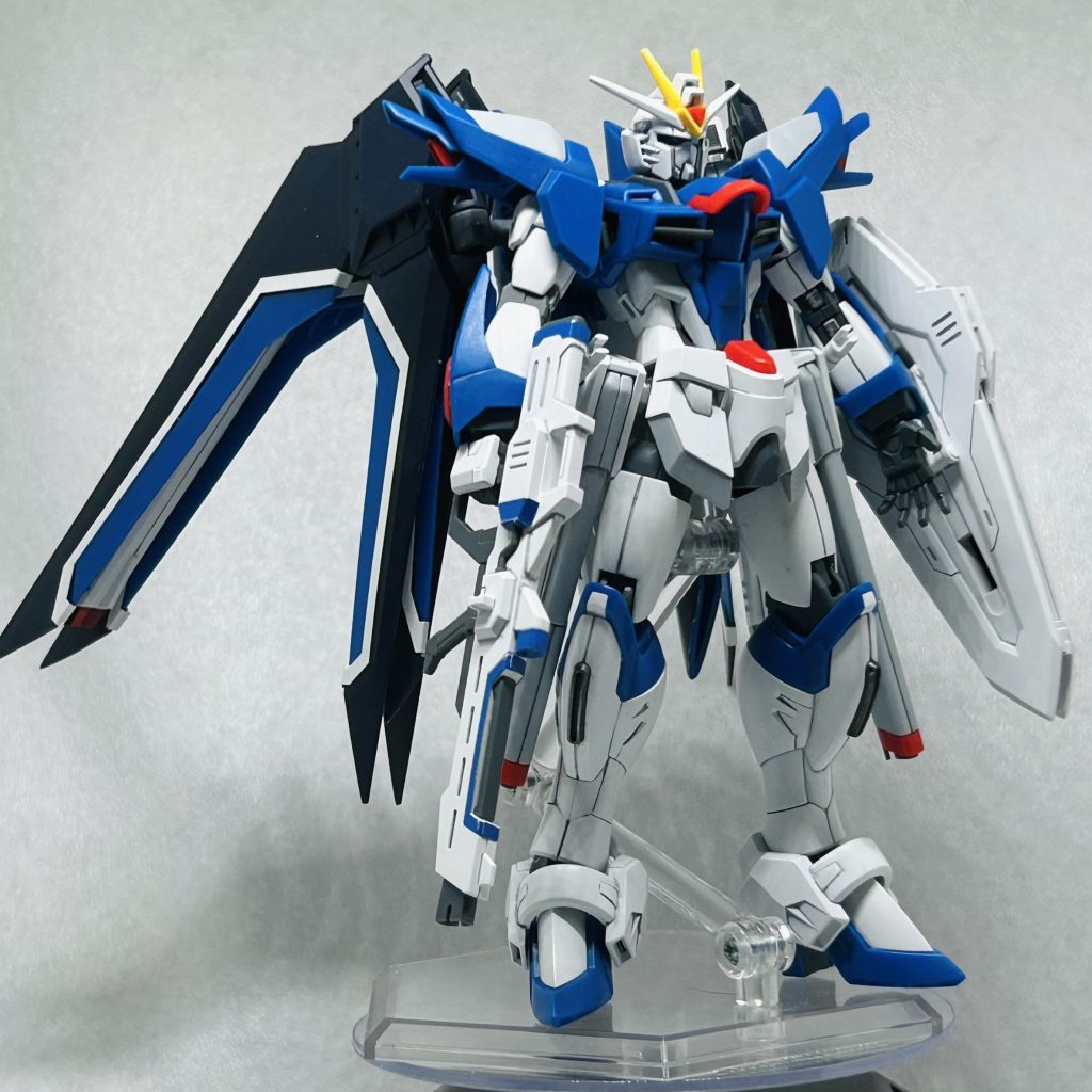 ■スミ入れ、部分塗装全身にスミを入れました。あわせて関節などに部分塗装をしています。モールドの掘り直しをせずに作業したのでかなり難しい…それでも入れて消してを繰り返してそれなりにきれいなスミ入れになりました。ここまでくるとかなりビシっと印象がキマりますね。ガンダムマーカーの性能すばらしいですね、さすがに細かいところは塗りにくいけど全然きれいに塗れます。