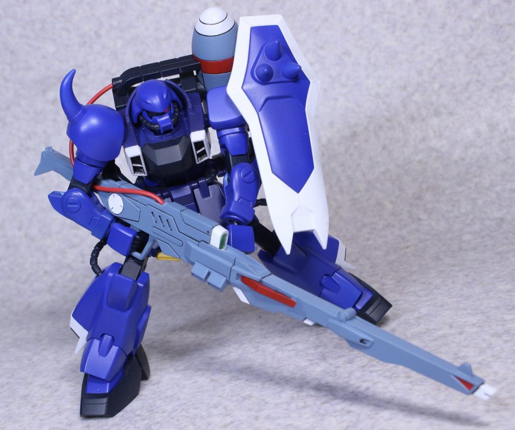 昔話は置いといて。今回はZAFTに所属する俺のパーソナルカラー！というテーマで作りました。ザクウォーリア受領時にブレイズウィザードを希望するもガナーしかないと却下され、仕方なく乗ってるうちにガナーの扱いに慣れ愛着がわく俺、という脳内設定です。ザフトのザクシリーズってMSVや外伝含めてカラバリが結構多いので似たカラーのザクって居ないよな？と確認して作ったのですがもしシホの専用ザクがあったらこんな色してそうだななんて完成した後に思ったり。アニメに出てきそうな雰囲気をイメージしたのでデカールは無し、ディテールアップ等はせずに合わせ目とパーティングラインの処理だけして塗装、とちょっと気楽めに作りました。(というか買ったプラモ全部気合い入れて作ってると時間掛かりすぎて積みがいつまでも減らないので…)