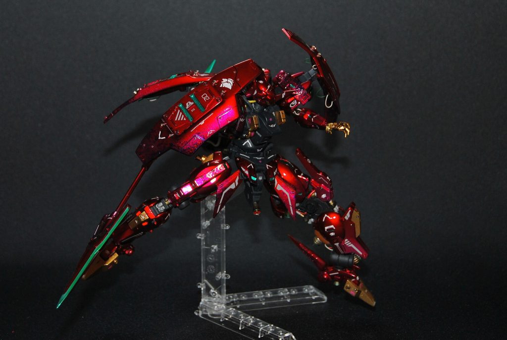 最大限まで手脚を広げて動きのあるポージングで。