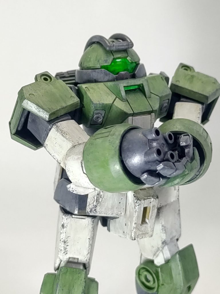 こんなシーンありましたよねの換装シーン。「いいキットだ」なんて言われてるのを良く見るんですが、作りながらよくみてると肉抜き箇所がてんこ盛りで、そのままでいいんですかとキットが訴えてきます。手の入れるところが全くない神キットより、余白を残してある方がいいキットなのかもしれません(適当)。ということで、くるぶし、手首、ひじ、肩ジョイントのところ、背中、足裏は爪だけ、腰の前後の装甲板の裏とパテだったりプラ板はったりして塞いでいます。あとは握り手の指の間をあけたくらい(次の写真でわかるかな)。コックピットが派手な色なのはトレーナーだから、オリジナルは塗られてないだろうと思い本体色のままにしました。